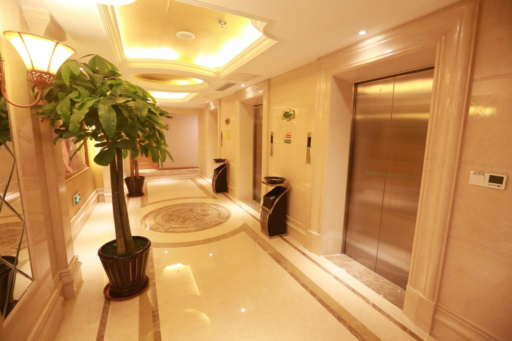 Vienna International Hotel Shenyang Railway Station Bagian luar foto
